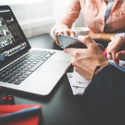 20151117183702-small-business-talking-computer-laptop-woman-man